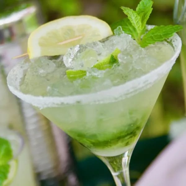 Fresh mojito mocktail with garnish of mint leaves, ice, and sliced lime